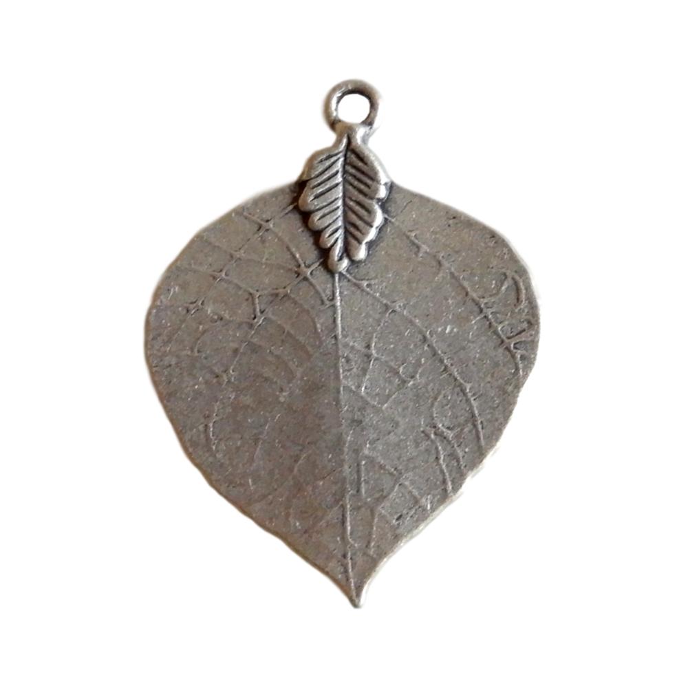 Pendentif feuille en métal